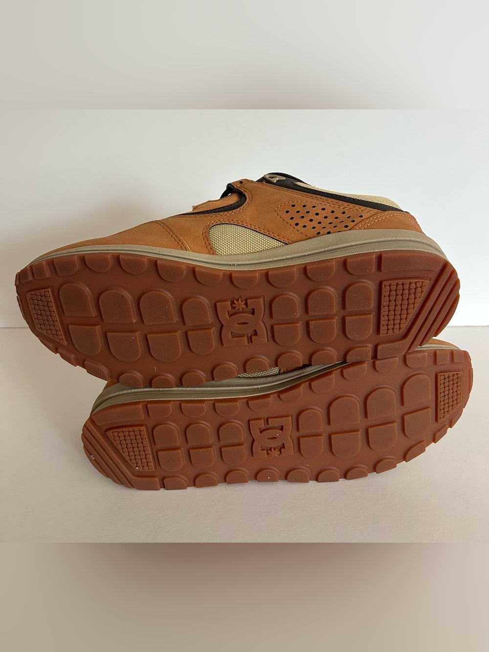 DC Men's Kalis Lite SE Tan and Black Skate Sneakers - Picture 7 of 9